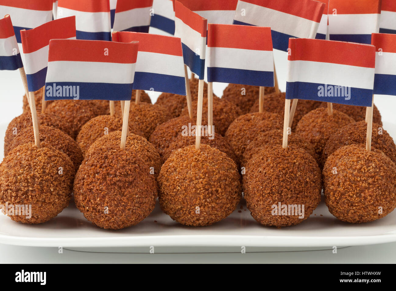 Piatto con Olandese tradizionale snack bitterballen con una bandiera olandese cocktail stick Foto Stock