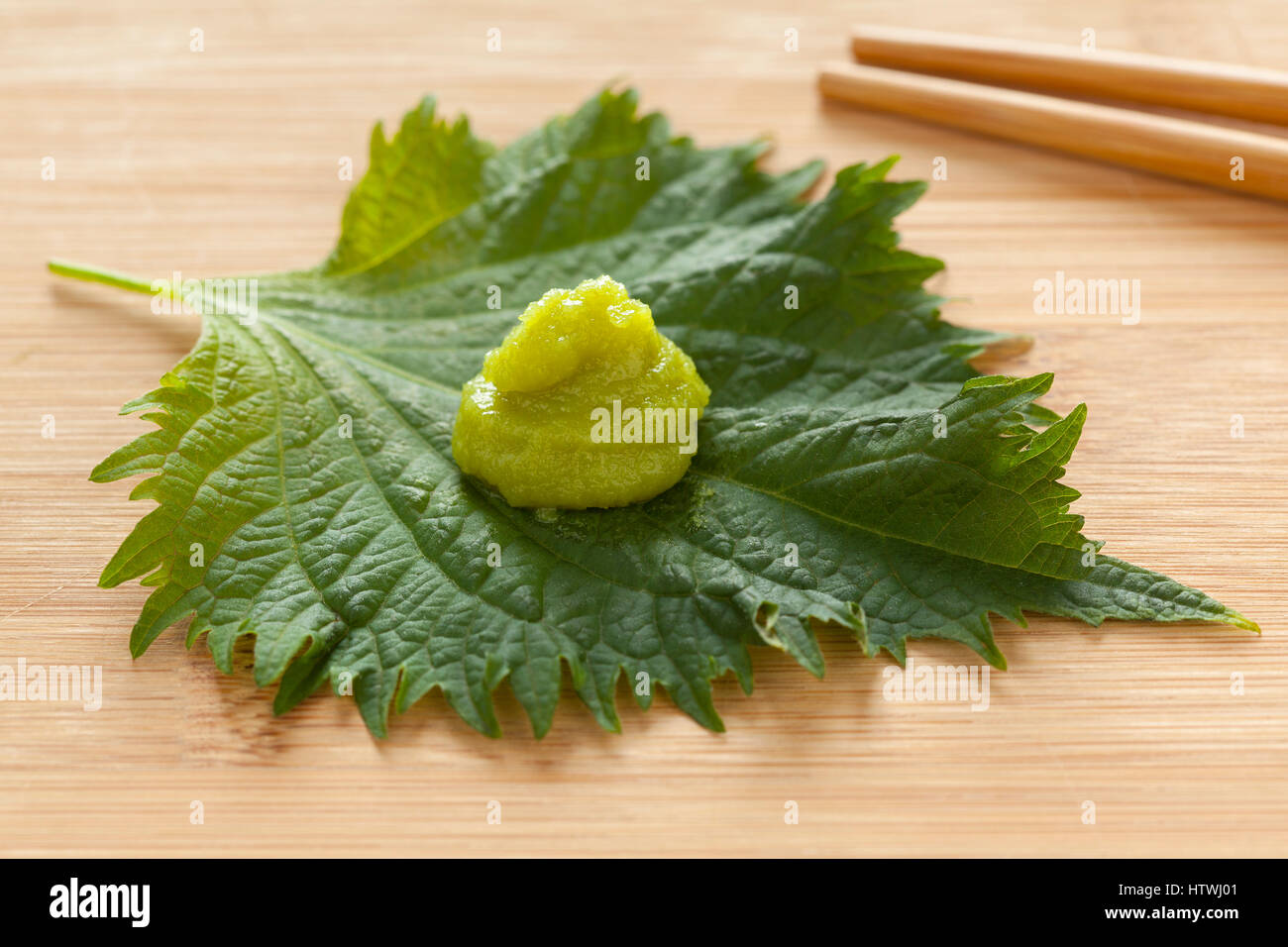 Fresco e verde foglia di shiso con wasabi incolla come un piatto di lato Foto Stock