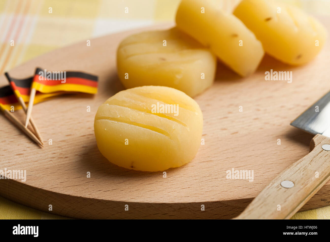 In tedesco il formaggio a mano da Frankfurt am Main su un tagliere con il tedesco bandiere Foto Stock