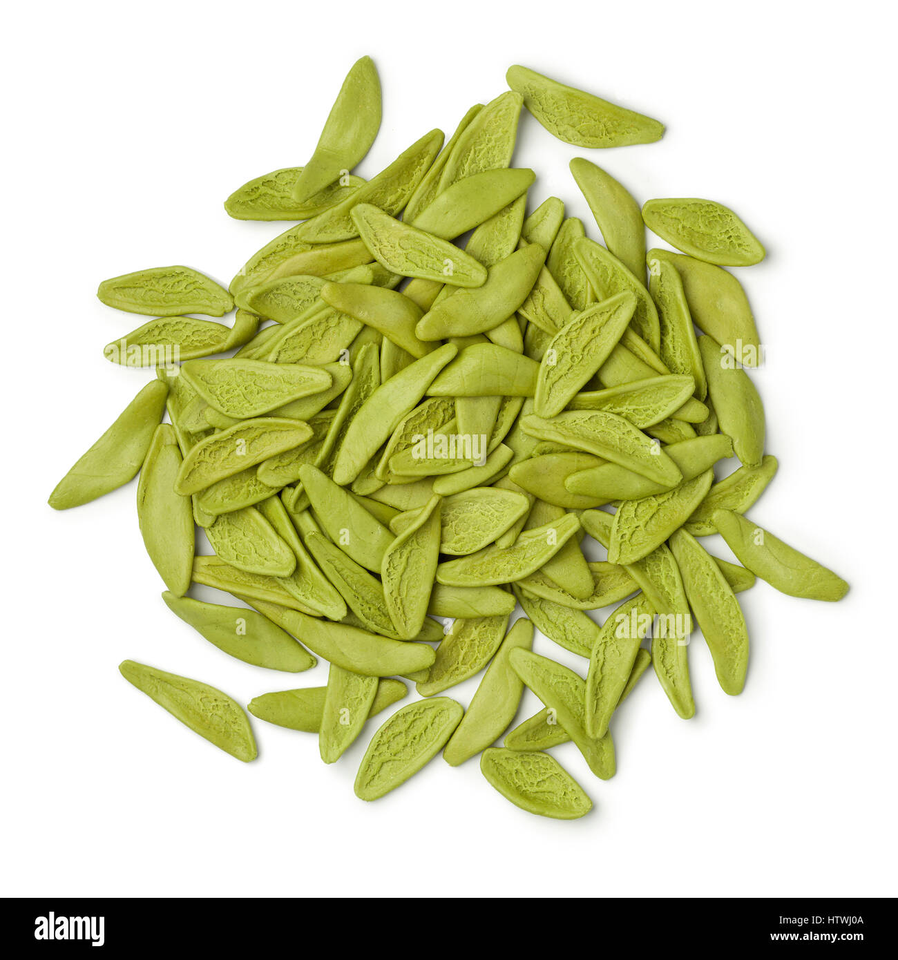 Cumulo di verde di spinaci italiano pasta dalla Puglia a forma di foglie di ulivo su sfondo bianco Foto Stock