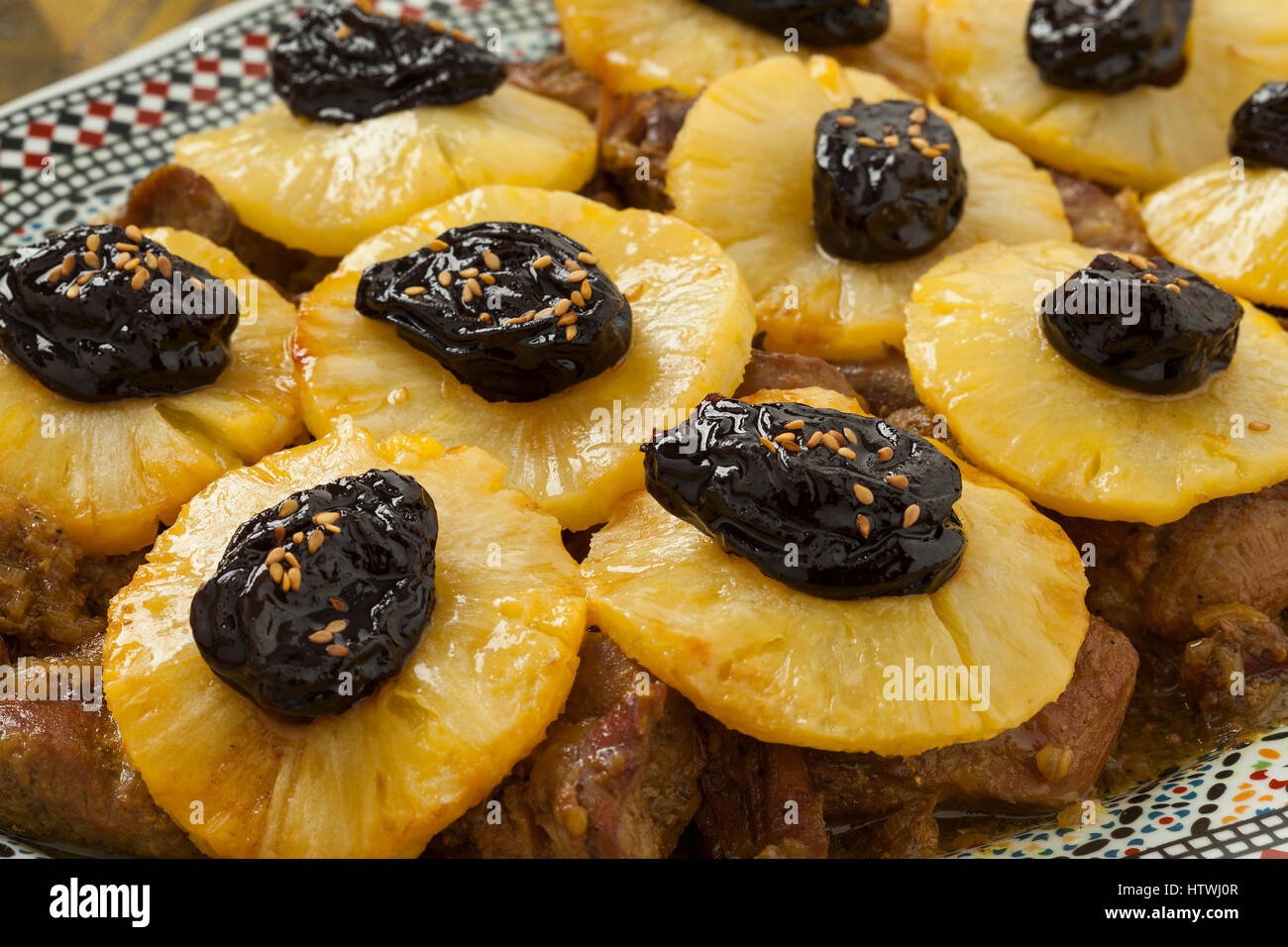 Piatto marocchino con carne, ananas e prugne close up Foto Stock