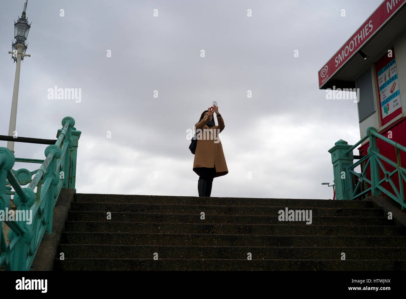 Turista nella parte superiore delle fasi di prendere una fotografia su uno smartphone Foto Stock