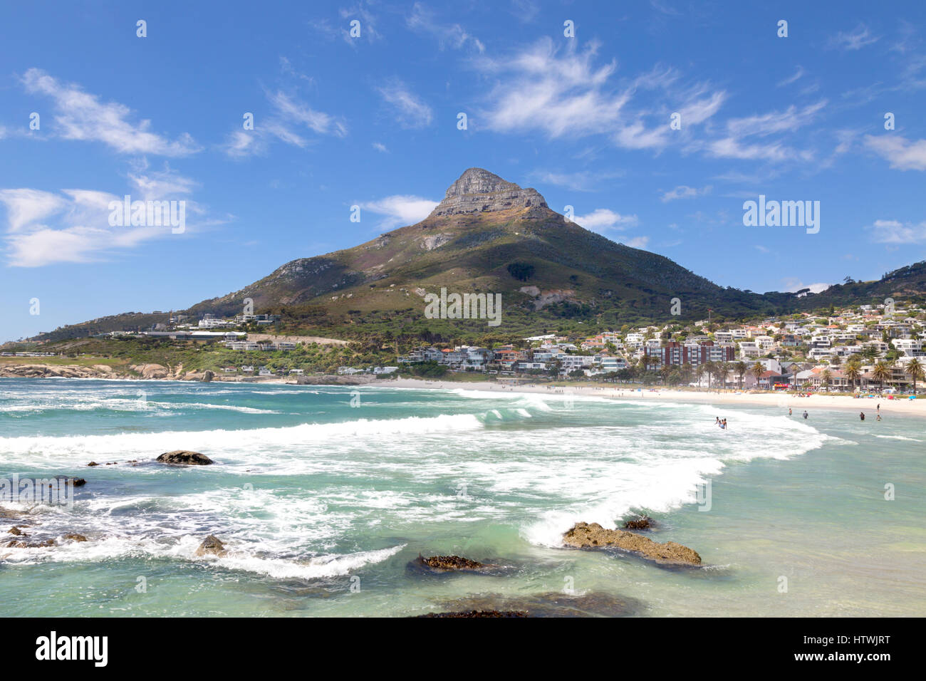 Città del Capo Camps Bay Beach South Africa - con i Lions Head mountain, Sud Africa Foto Stock