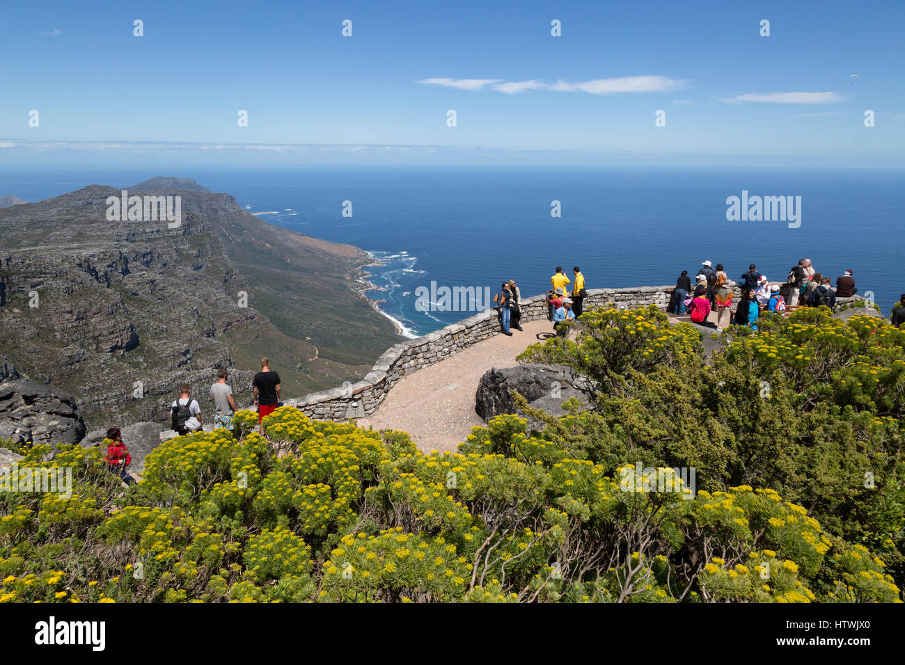 La Montagna della Tavola Città del Capo Sud Africa - visitatori in cima in una giornata di sole. Foto Stock