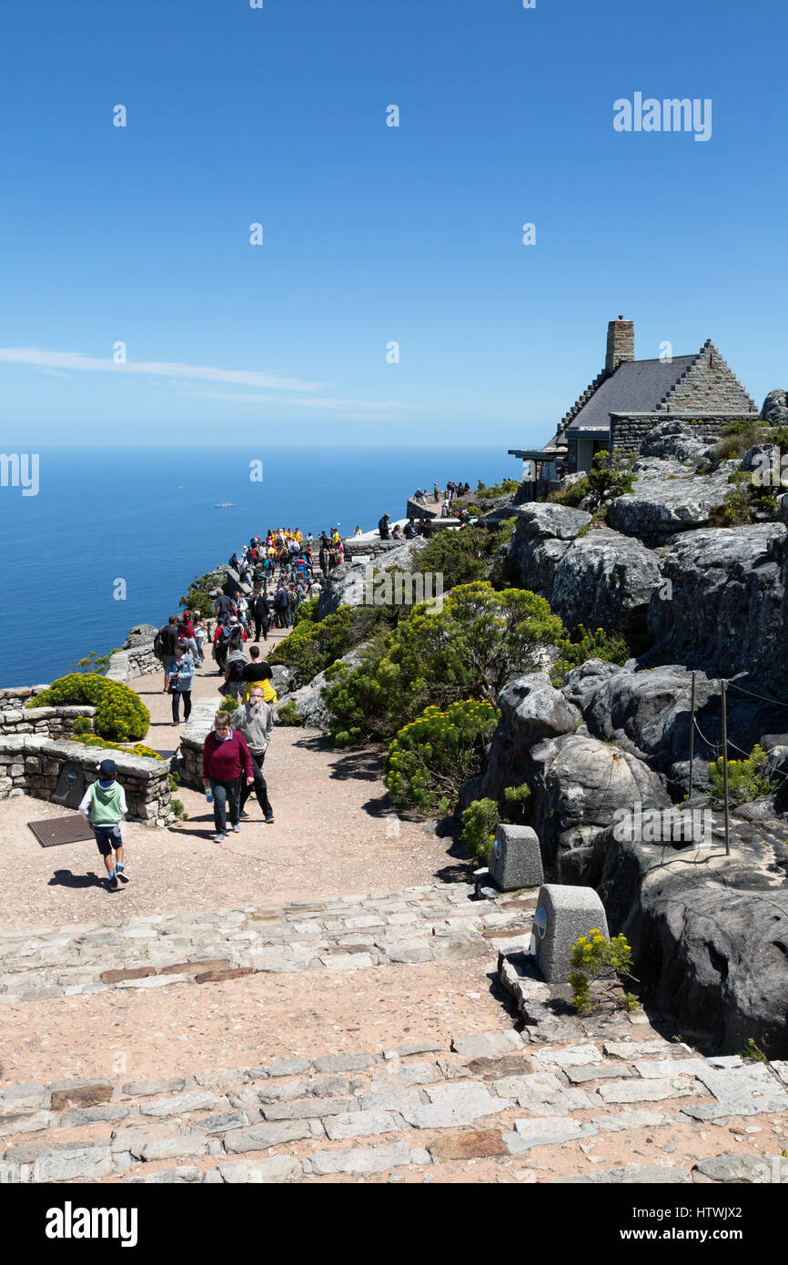 Table Mountain Top, Cape Town, Sud Africa - visitatori, negozio di articoli da regalo e il cafe Foto Stock