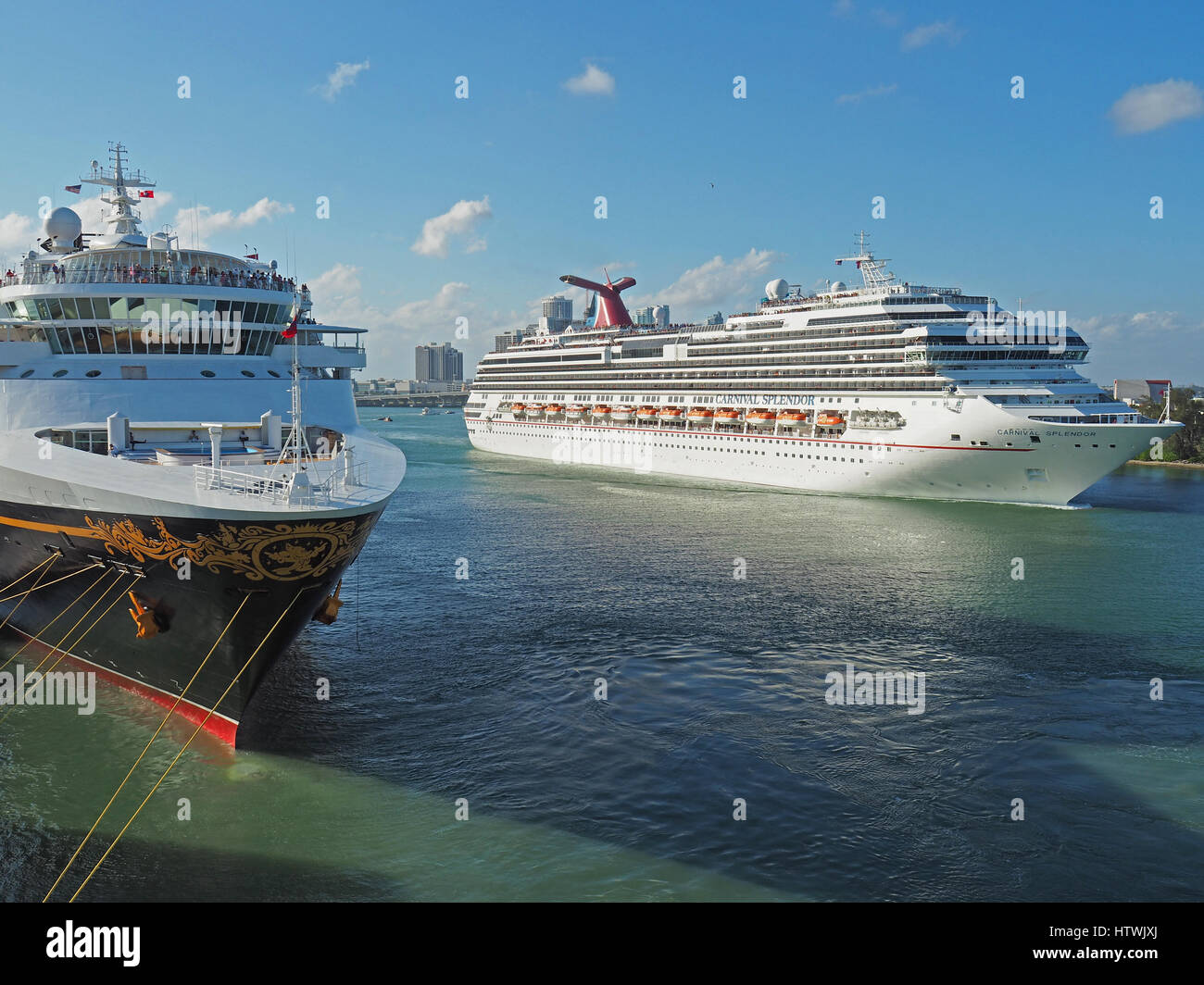 Carnival Splendor nave da crociera e Disney nave da crociera al molo nel porto di Miami. Foto Stock