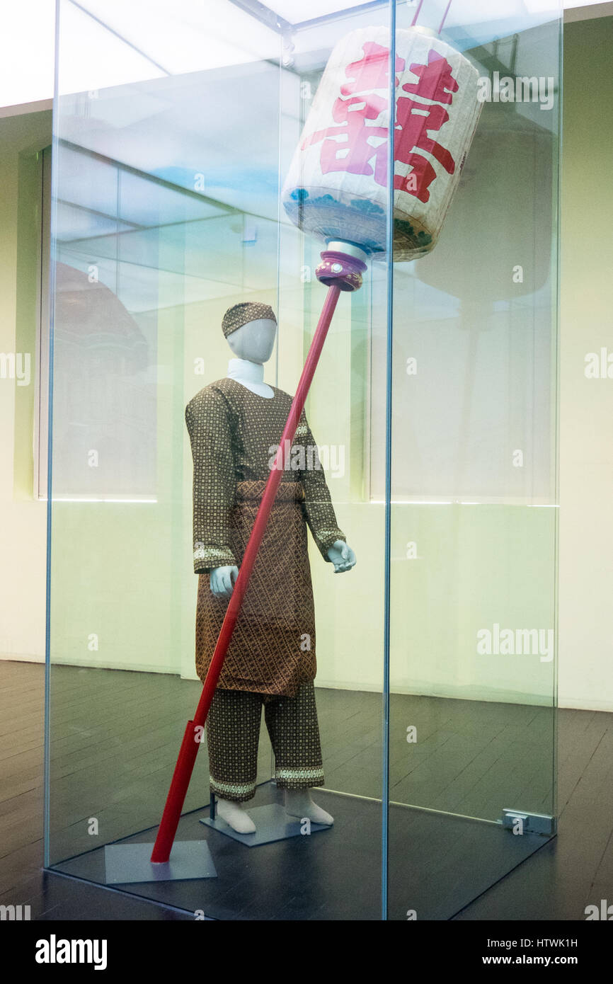 Manichino in un armadio di vetro visualizzando il vestito della lanterna Peranakan portatore nel Museo Peranakan di Singapore. Foto Stock