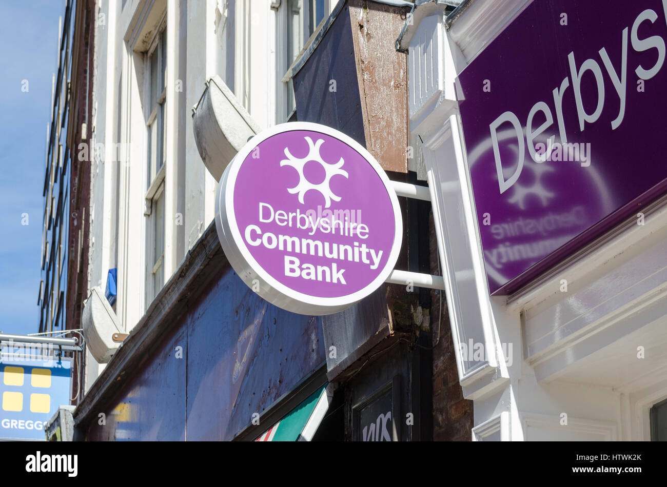 Derbyshire banca comunitaria di segno sopra il ramo di Derby Foto Stock