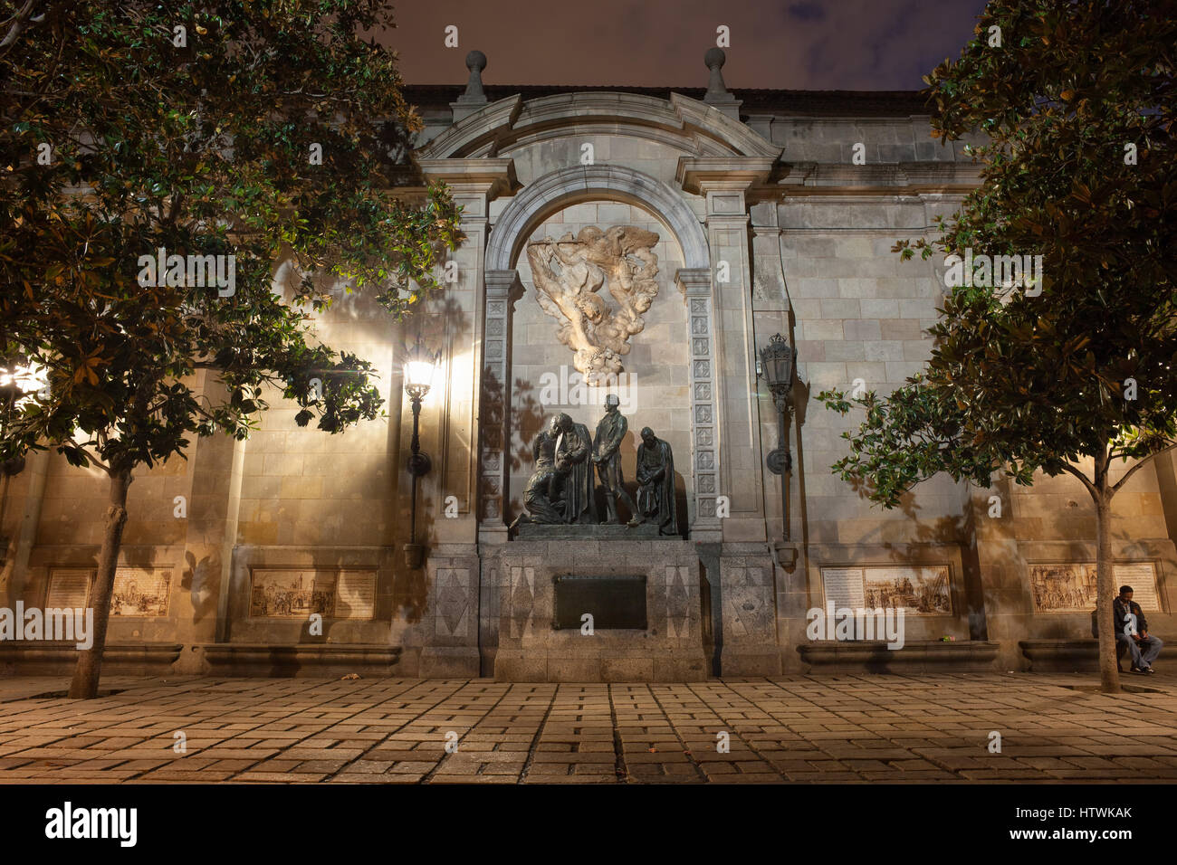 Plaça de Garriga ho Bachs a Barcellona durante la notte in Spagna, Quartiere Gotico (Barri Gotic), il monumento agli eroi di 1809 Foto Stock
