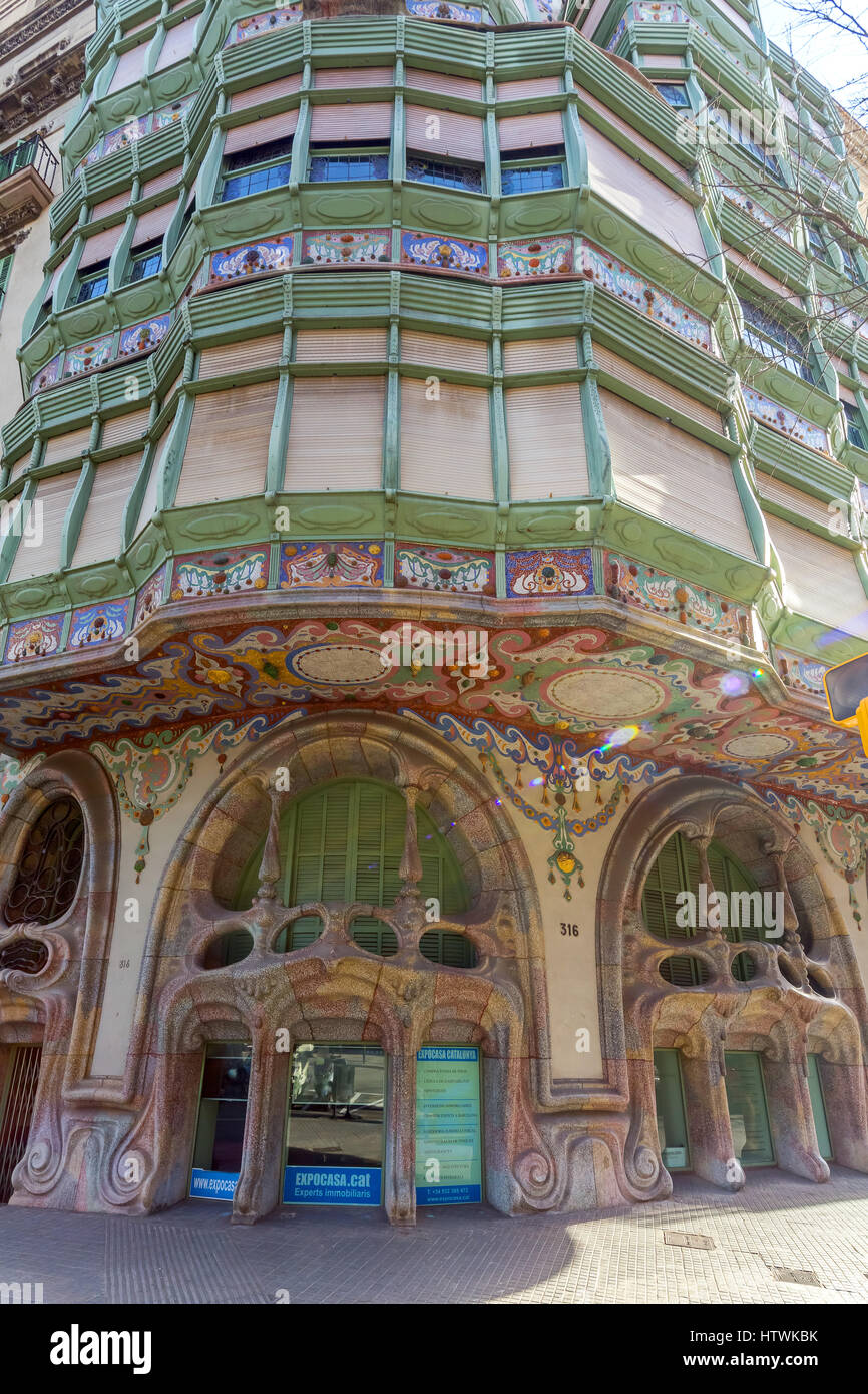 Casa Comalat (la facciata posteriore), 1909-1911 dall'architetto Salvador Valeri mi Pupurull in Carrer Corsega 316, Barcellona, Spagna. Foto Stock