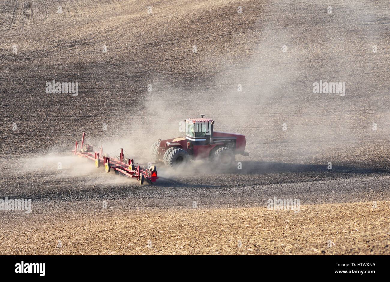 Il trattore cultivationg il campo di grano in Eastern Washington Foto Stock
