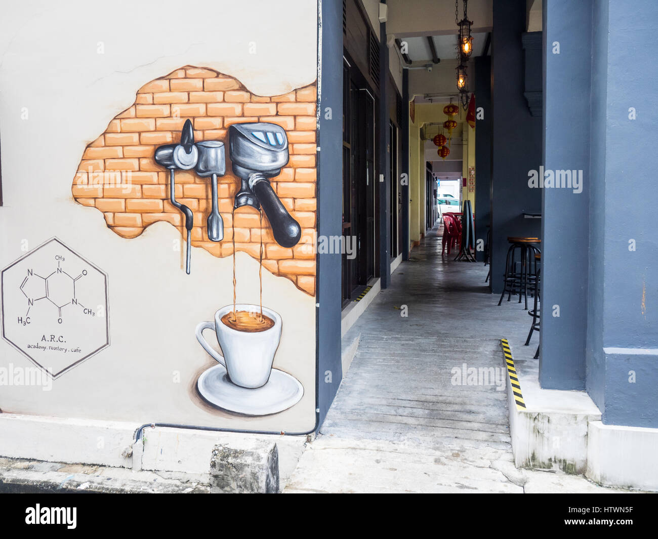 Un murale raffigurante scene differenti della cultura del caffè sulla parete di Accademia Roastery Caffetteria Cafe. Foto Stock