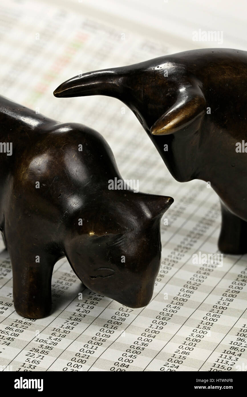 Bull e recare al giornale con le quotazioni di borsa Foto Stock