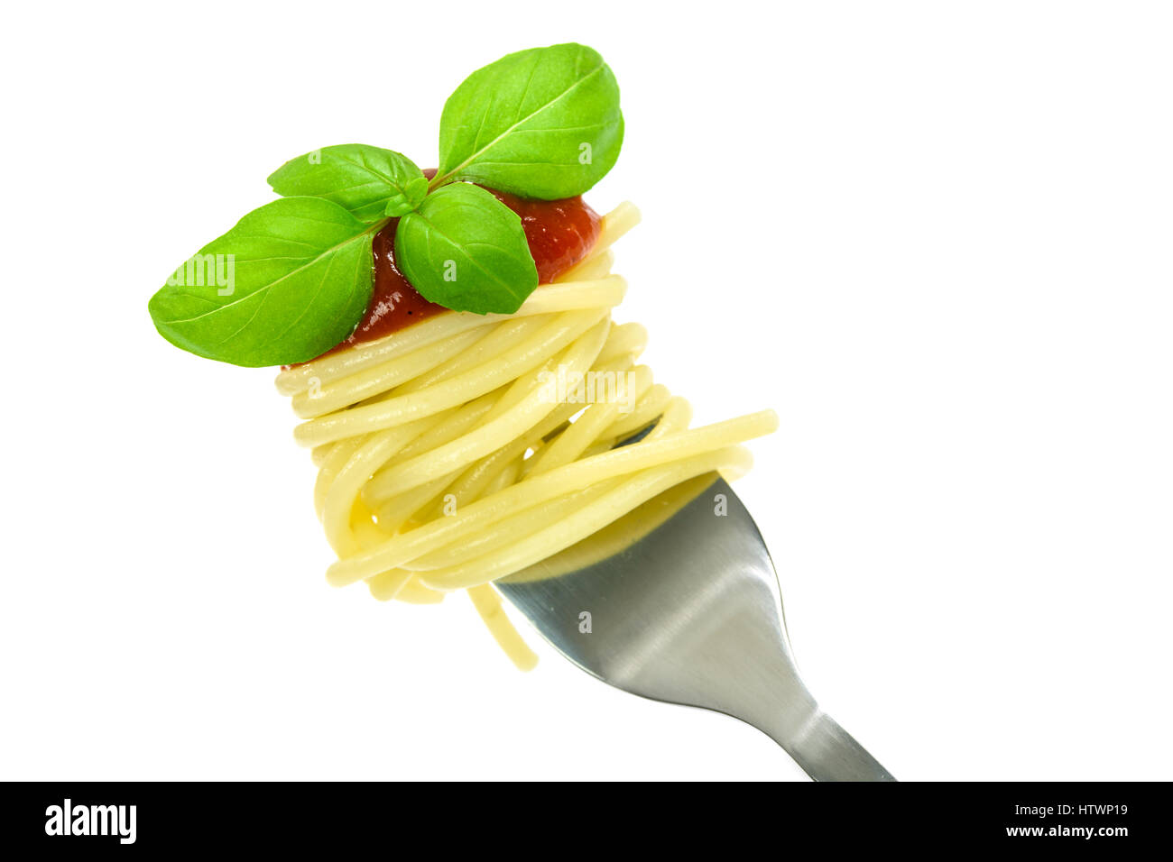 Spaghetti con sugo di pomodoro e basilico su una forcella isolato su uno sfondo bianco Foto Stock