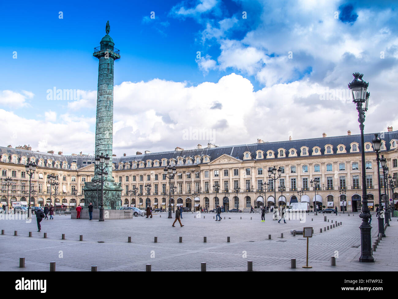 Place Vendôme con la colonna al centro della piazza circondata da high end e negozi alla moda. Foto Stock