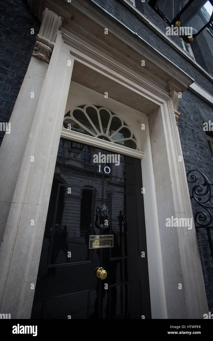 La porta al n. 10 Downing Street, Londra, Inghilterra. La casa del Primo Ministro britannico. Foto Stock