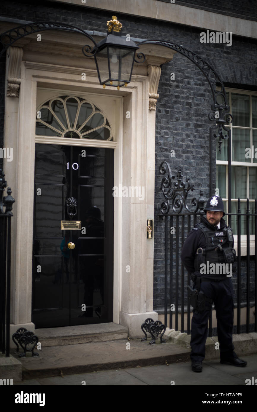 La porta al n. 10 Downing Street, Londra, Inghilterra. La casa del Primo Ministro britannico. Foto Stock