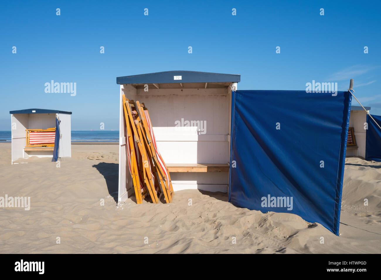 Spiaggia tradizionali capanne presso la Dutch costa del Mare del Nord Foto Stock