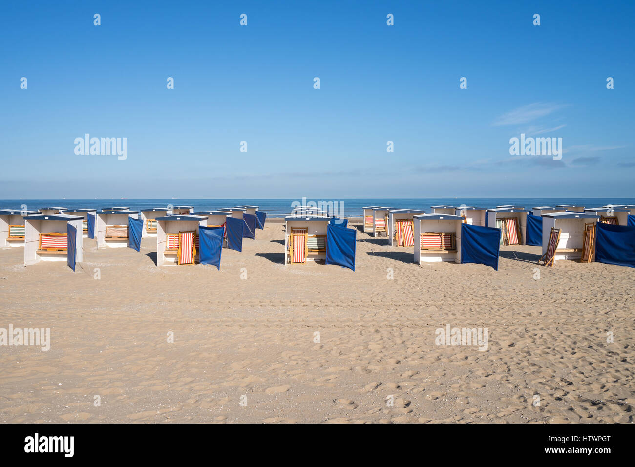 Spiaggia tradizionali capanne presso la Dutch costa del Mare del Nord Foto Stock