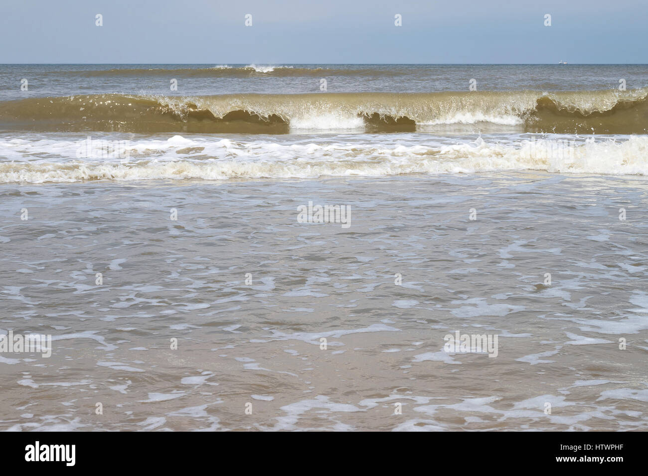 Le onde che si infrangono presso la Dutch costa del Mare del Nord Foto Stock