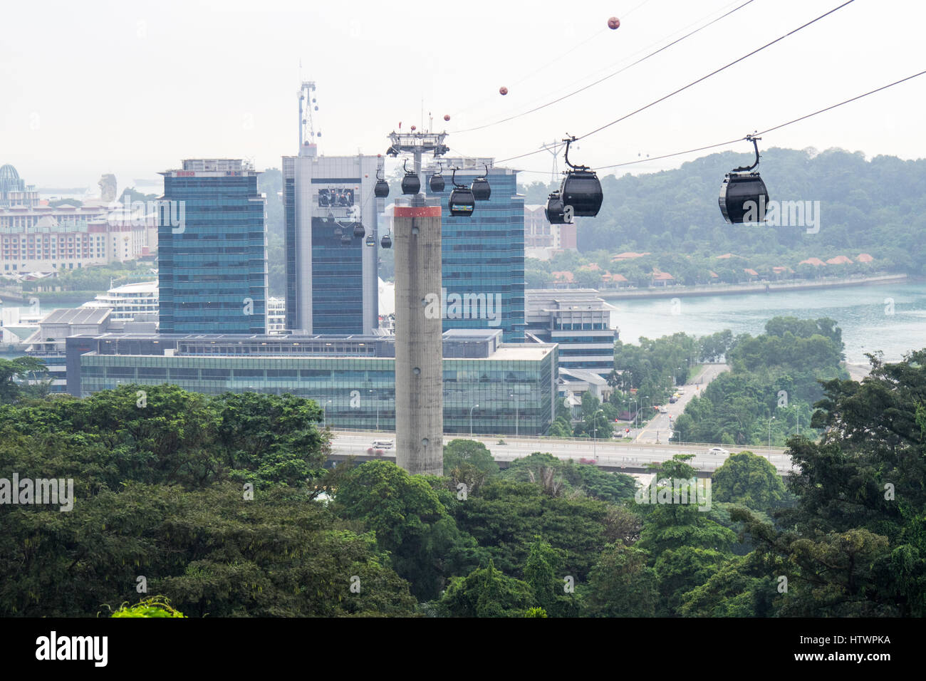 Singapore cavo di collegamento auto Mount Faber a fronte porto e l'Isola di Sentosa. Foto Stock