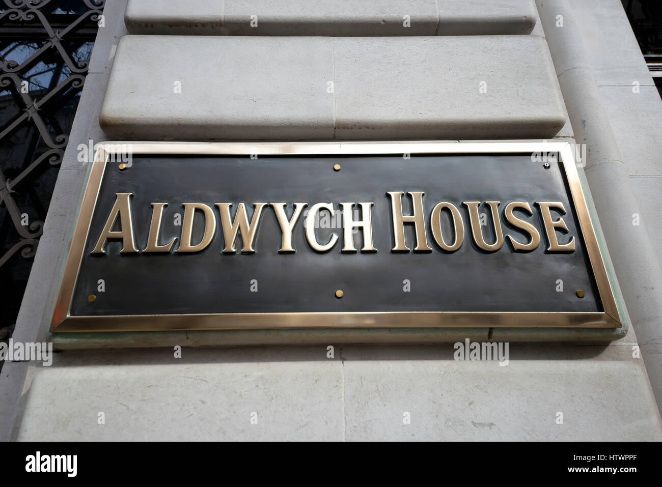 Targa del nome di Aldwych House. L'edificio si trova con orgoglio sul lato nord-est dell'Aldwych con una facciata stradale di 65 metri Foto Stock