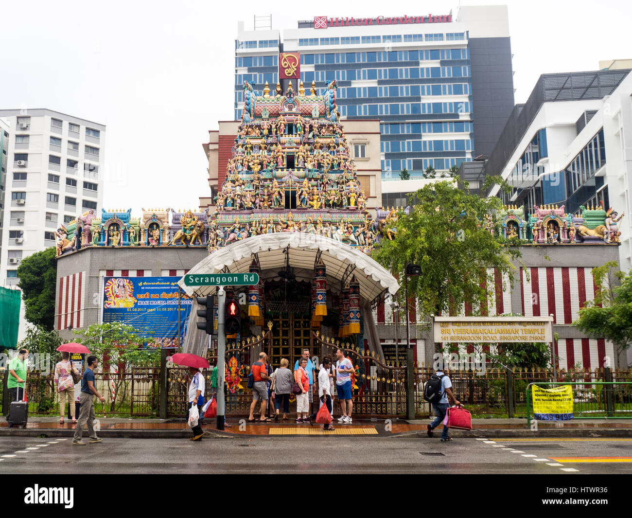 I turisti in piedi nella parte anteriore del Sri Veeramakaliamman tempio in Little India di Singapore. Foto Stock
