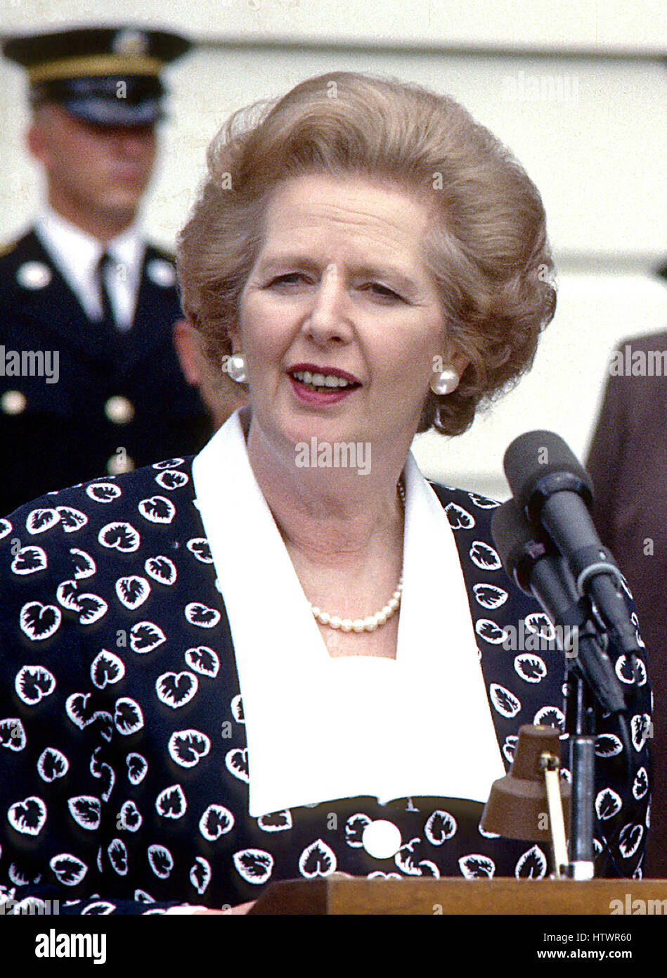 Il Primo Ministro Margaret Thatcher del Regno Unito, a sinistra rende commento dopo aver visitato il Presidente degli Stati Uniti, Ronald Reagan, destra alla Casa Bianca di Washington, D.C. il Venerdì, 17 luglio 1987 la Thatcher morto a causa di una corsa a 87 lunedì 8 aprile 2 Foto Stock
