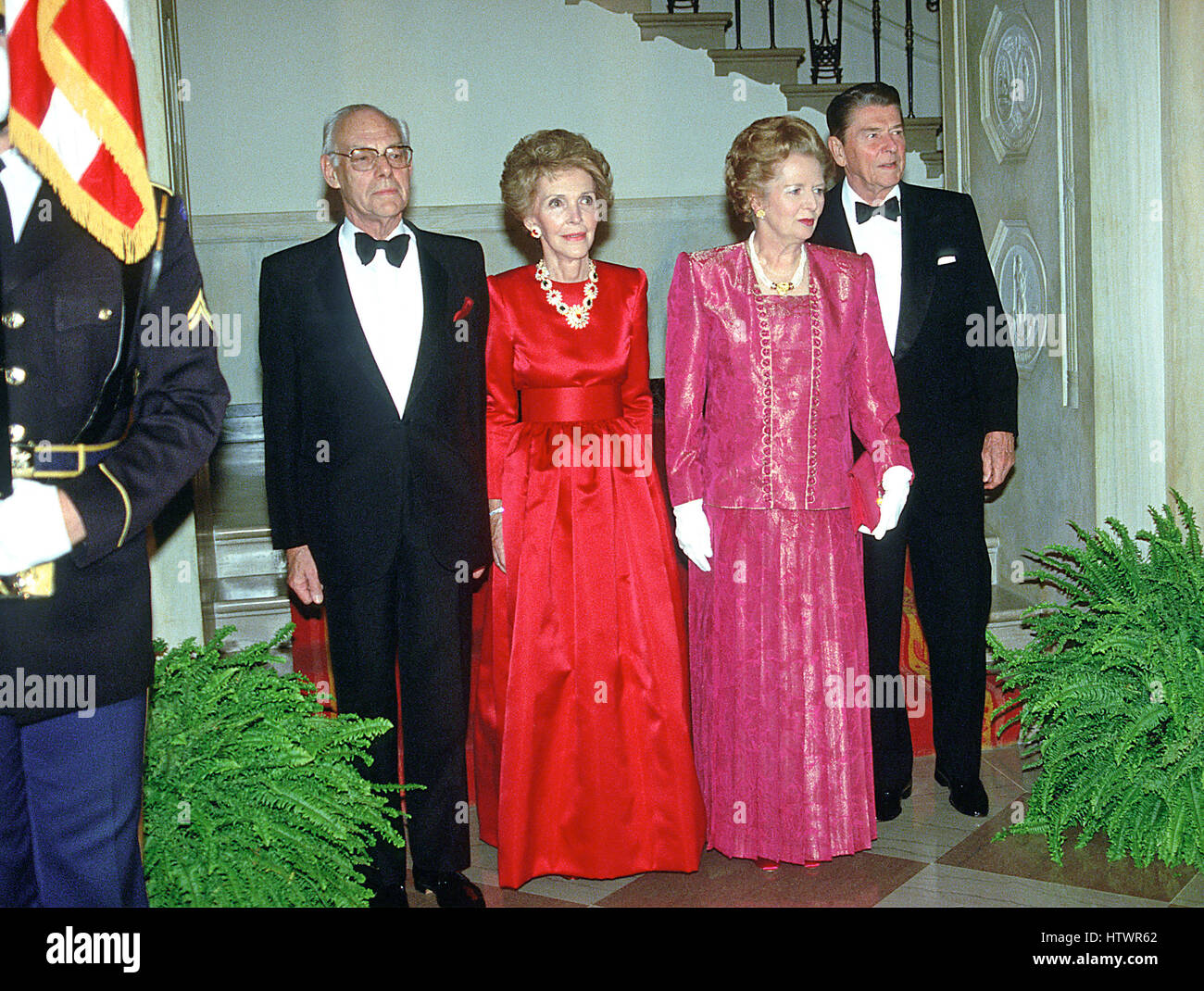 Denis Thatcher, first lady Nancy Reagan, il Primo Ministro Margaret Thatcher di Gran Bretagna e Stati Uniti il Presidente Ronald Reagan si pongono per il "Scalone' photo alla Casa Bianca di Washington, D.C. prima della cena in del primo ministro onore Foto Stock