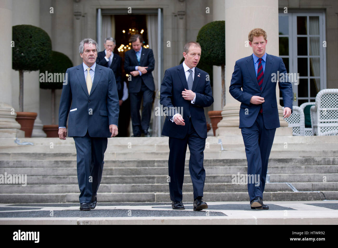 Il principe Harry (R) e Sir Peter Westmacott (L), l'Ambasciatore britannico presso gli Stati Uniti, di arrivare ad un ricevimento alla residenza dell'Ambasciatore britannico in riconoscimento di Stati Uniti e Gran Bretagna guerrieri feriti, a Washington D.C. il 7 maggio 2012 . Foto Stock