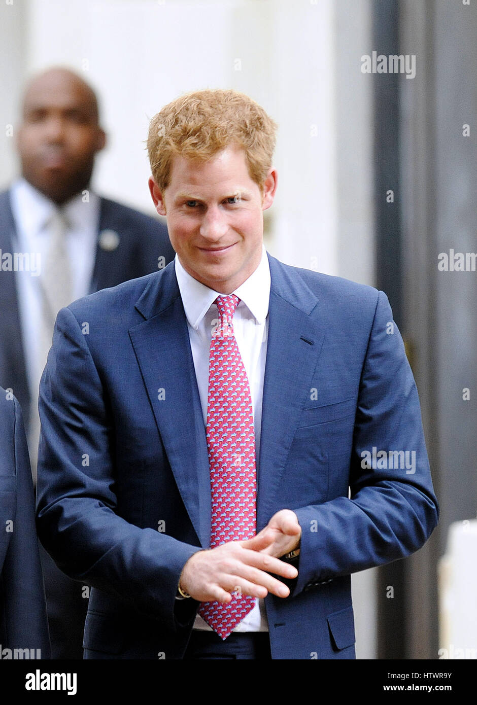 S.a.r. il principe Harry lascia Russell edificio dopo touring un anti-mina mostra fotografica di HALO Trust carità durante il primo giorno della sua visita negli Stati Uniti il 9 maggio 2013 a Washington, DC . Foto Stock