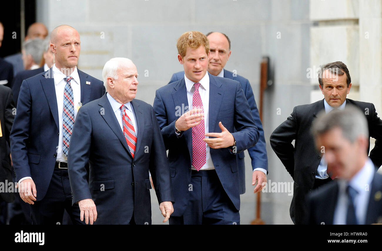 U.S Sen John McCain (R-AZ) (L) e di S.A.R. il principe Harry lascia Russell edificio dopo touring un anti-mina mostra fotografica di HALO Trust carità durante il primo giorno della sua visita negli Stati Uniti il 9 maggio 2013 a Washington, DC . Foto Stock