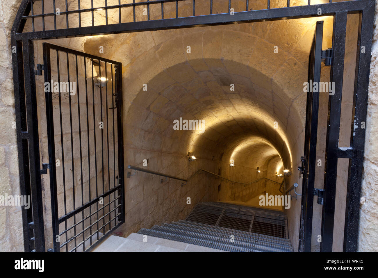 Un tunnel segreto che potrebbe fornire accesso a frontline posizioni di artiglieria o anche via di fuga noioso attraverso le fortificazioni della cittadella di Gozo. Foto Stock