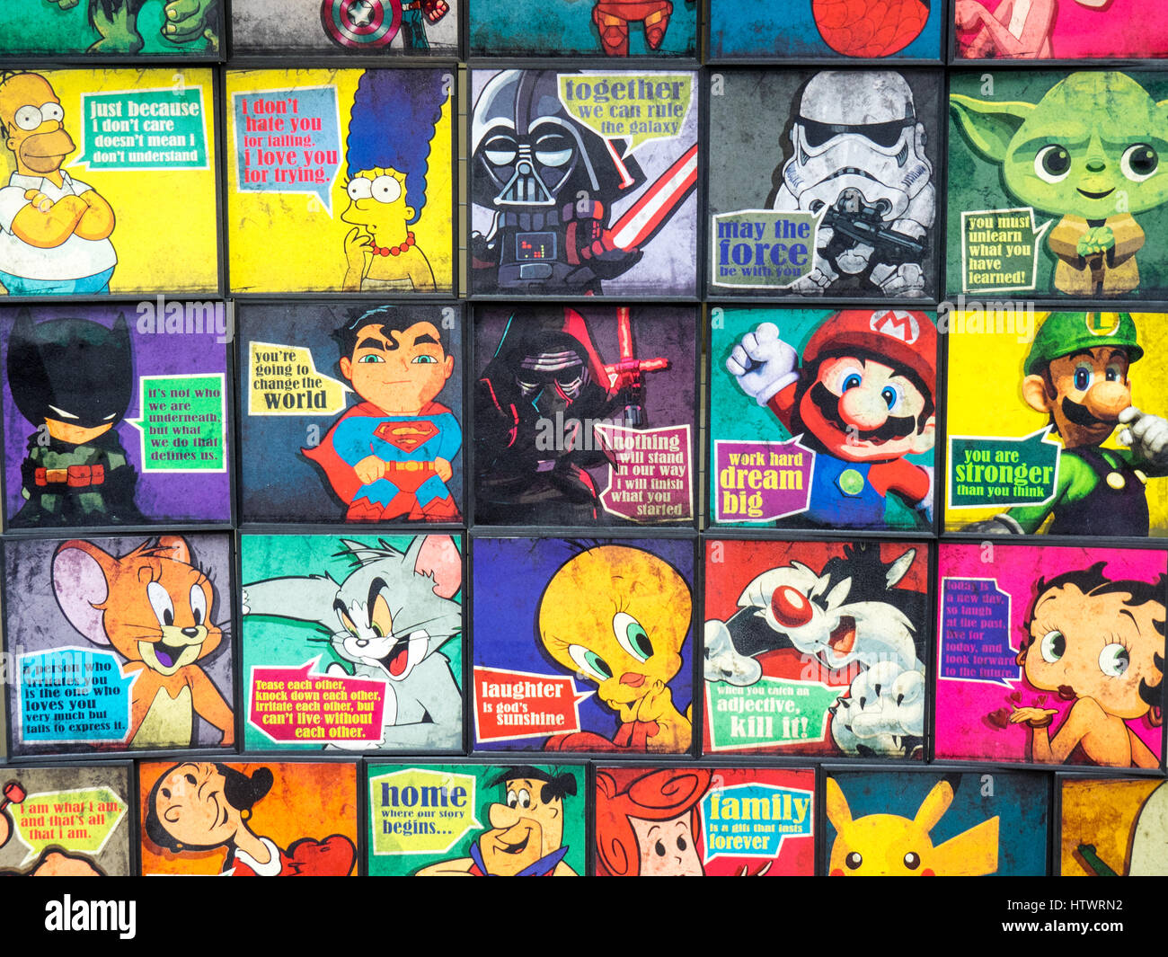 Poster di fumetti e film personaggi su un cavalletto. Foto Stock