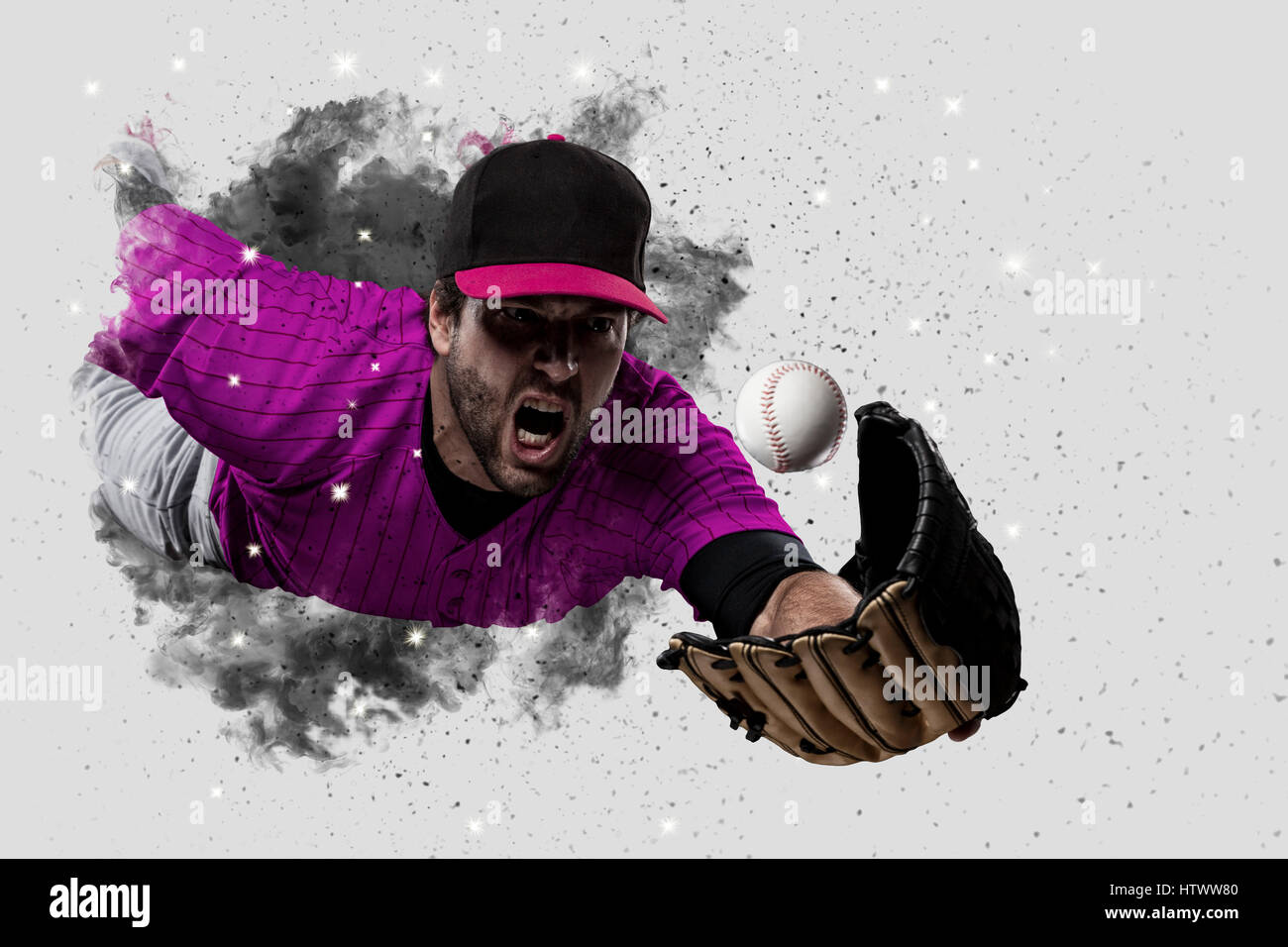 Giocatore di baseball con una rosa uniforme di fuoriuscita di un getto di fumo . Foto Stock