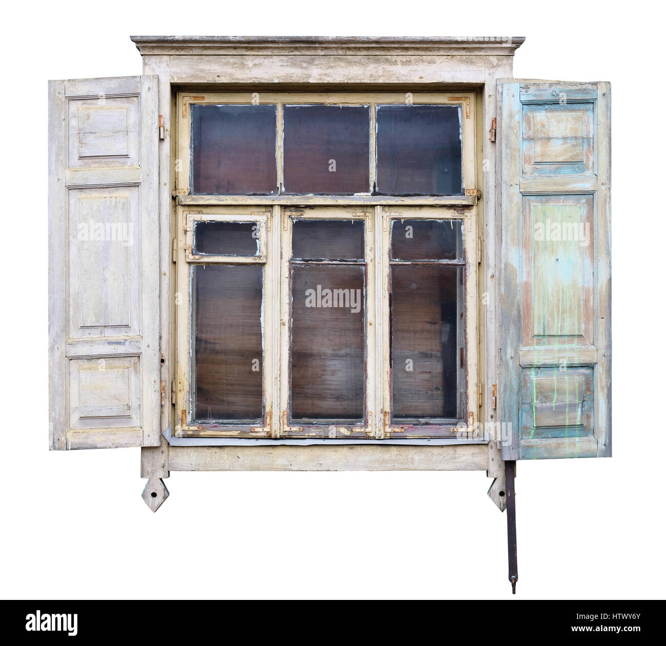 La strana distrutta finestra di bianco con persiane aperte in casa in legno. Isolato Foto Stock