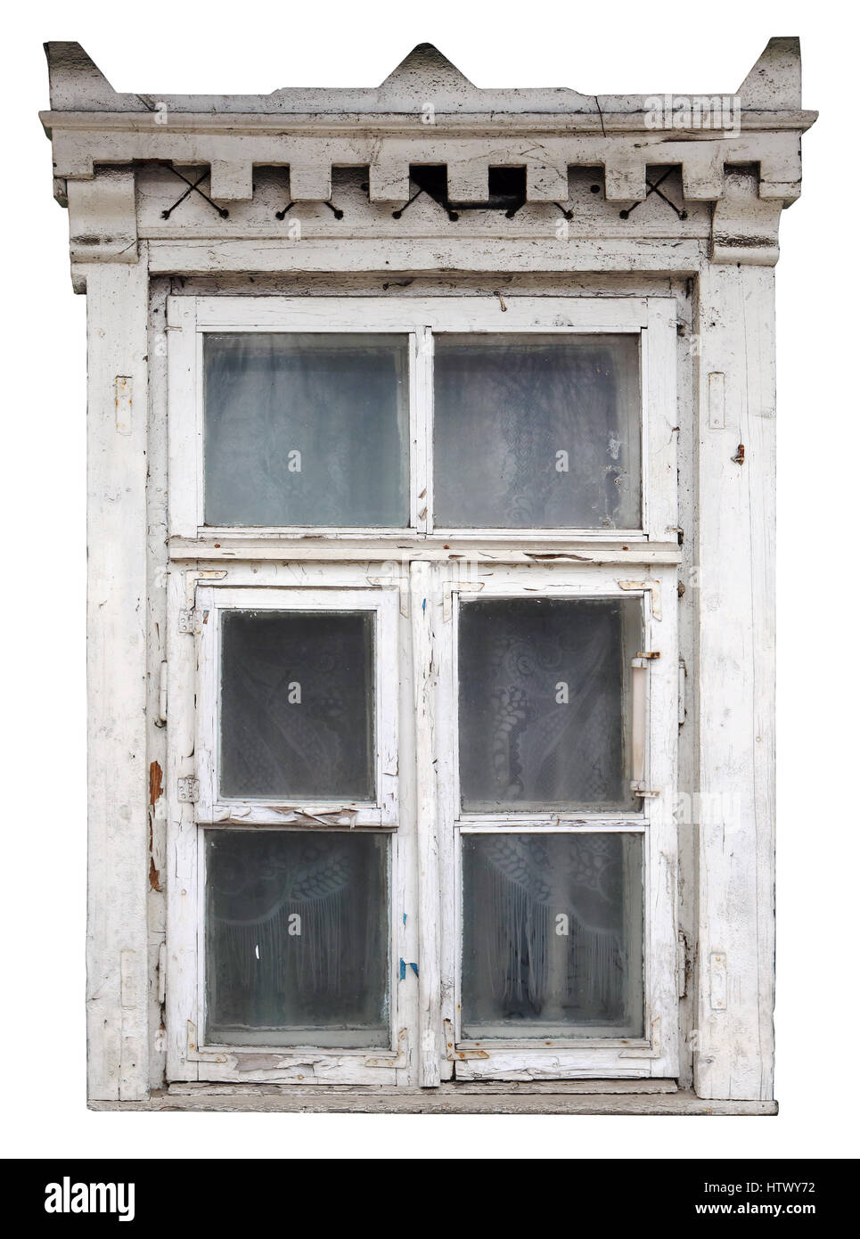 La strana distrutta finestra bianca in casa in legno. Isolato Foto Stock