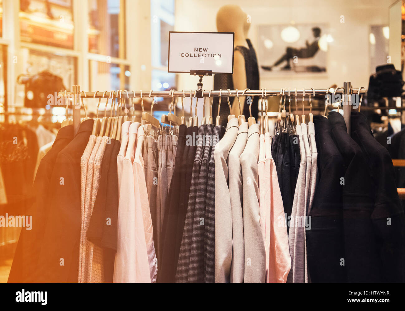 Donne vestiti in un negozio di Londra Foto Stock