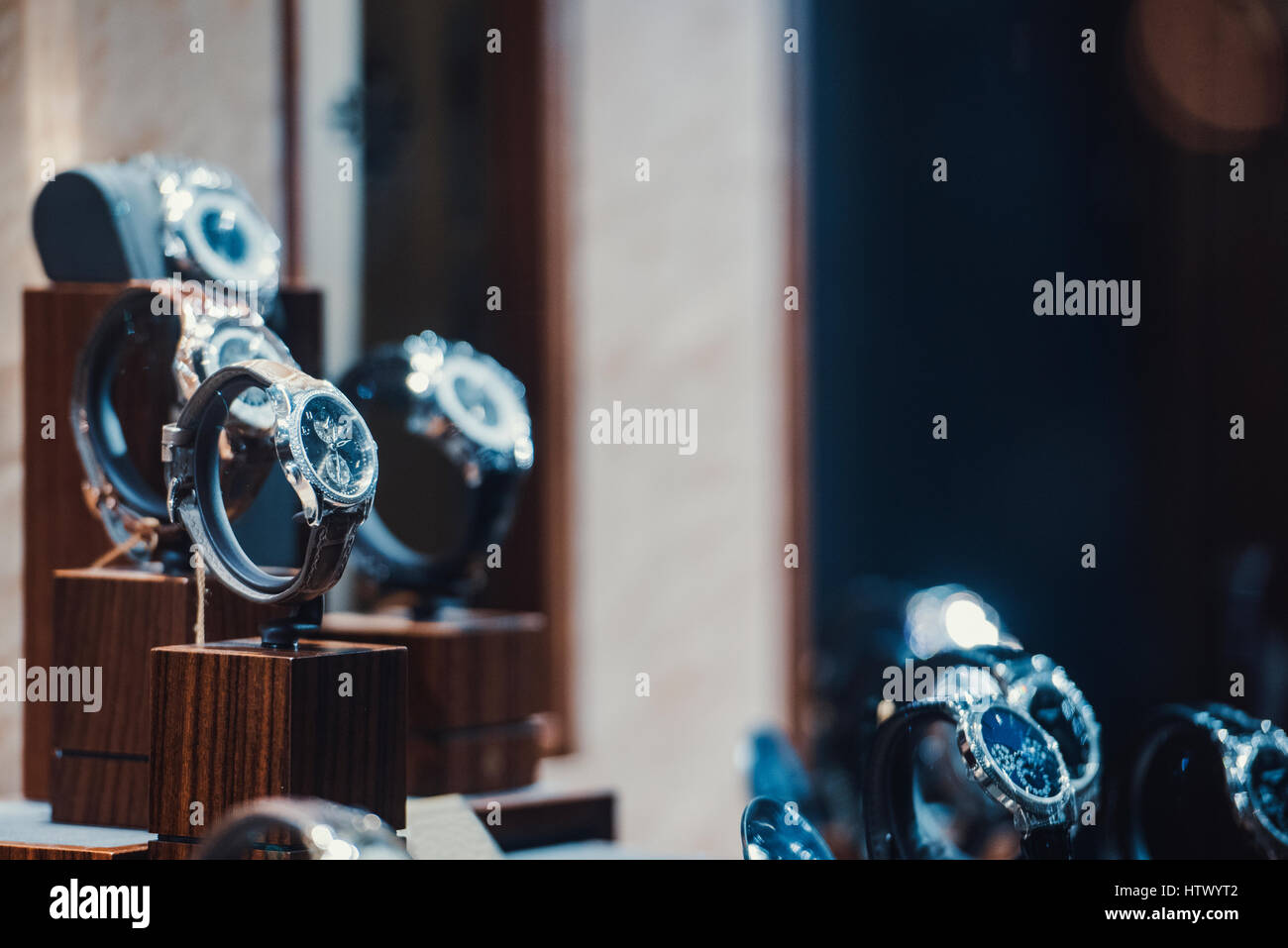 Gli uomini di orologi in una vetrina di un negozio di lusso a Londra. Foto Stock