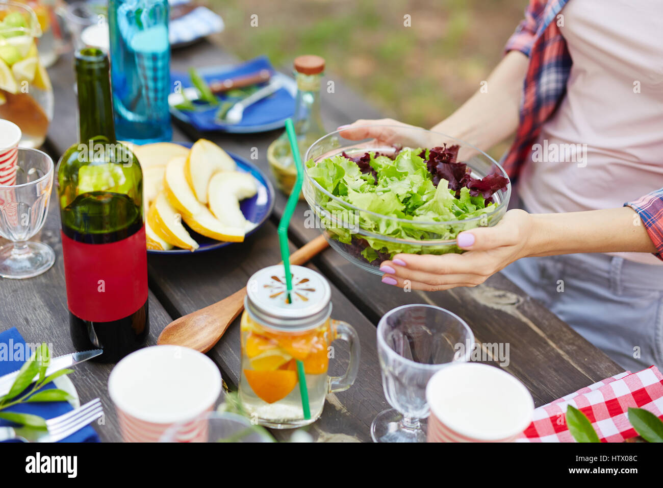 Donna che serve la tabella con il cibo fresco e le bevande Foto Stock