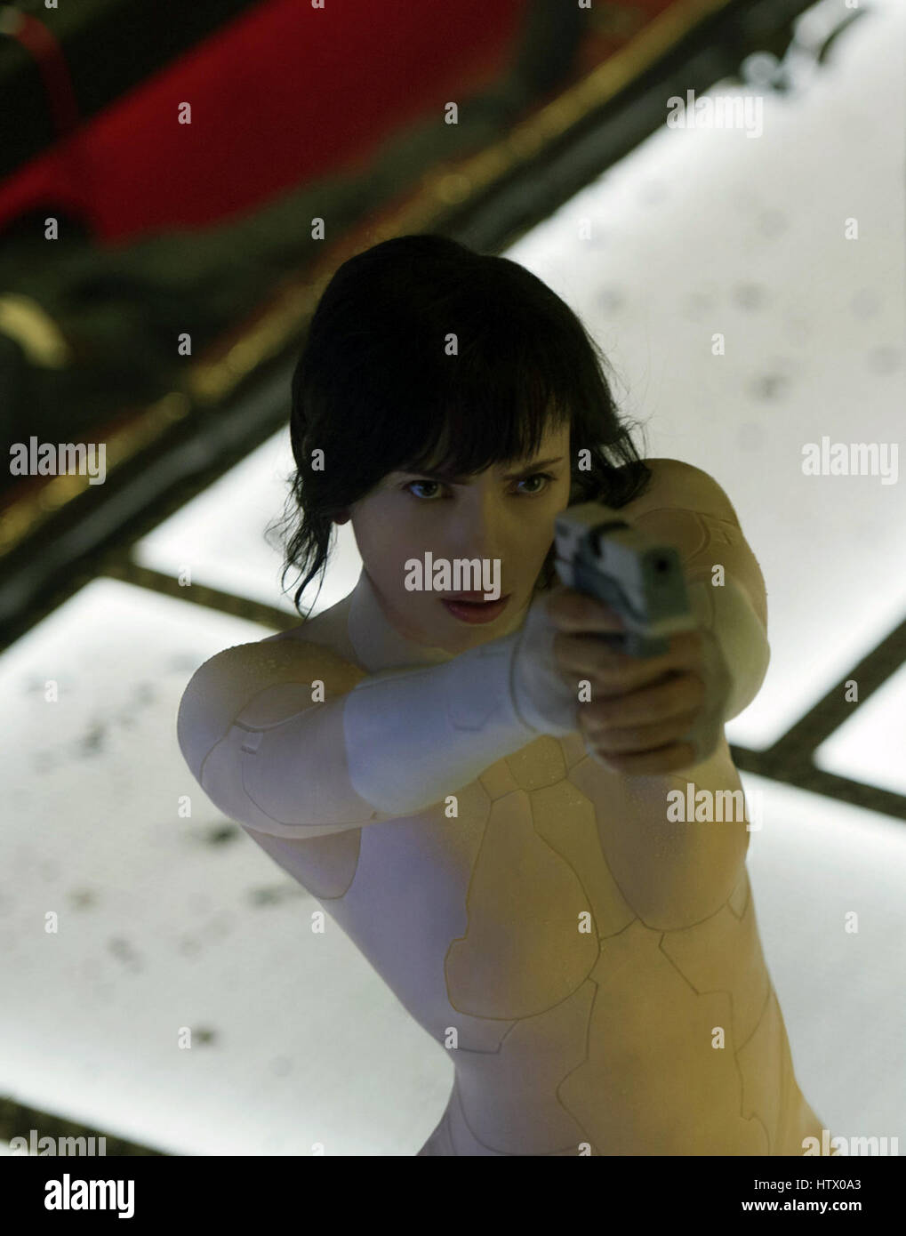 Ghost in the Shell è un imminente americano della fantascienza il dramma della criminalità film diretto da Rupert Sanders e scritto da Jamie Moss, William Wheeler e Ehren Kruger, basato sul manga giapponese dello stesso nome da Masamune Shirow. Le stelle del cinema Scarlett Johansson, Takeshi Kitano, Michael Pitt, Pilou Asbaek, mento di Han e Juliette Binoche. Questa fotografia è per il solo uso editoriale ed è il copyright del film company e/o il fotografo assegnato dal film o società di produzione e può essere riprodotto solo da pubblicazioni in congiunzione con la promozione del film di cui sopra. Un Cre obbligatorio Foto Stock