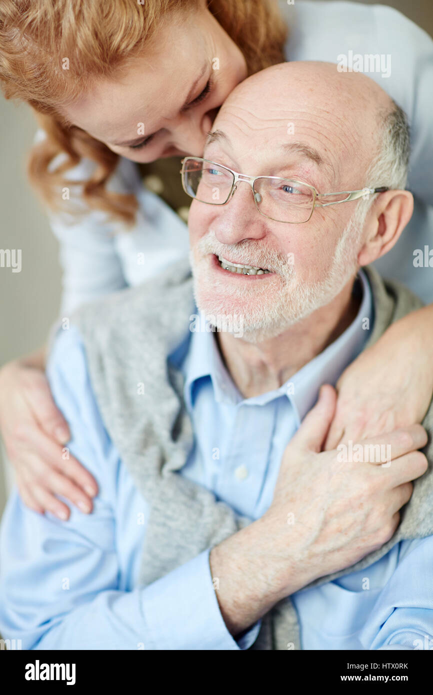 Vita Felice: Ritratto di sorridere anziani uomo e donna abbracciando tiepido e coccole cercando di spensierata Foto Stock