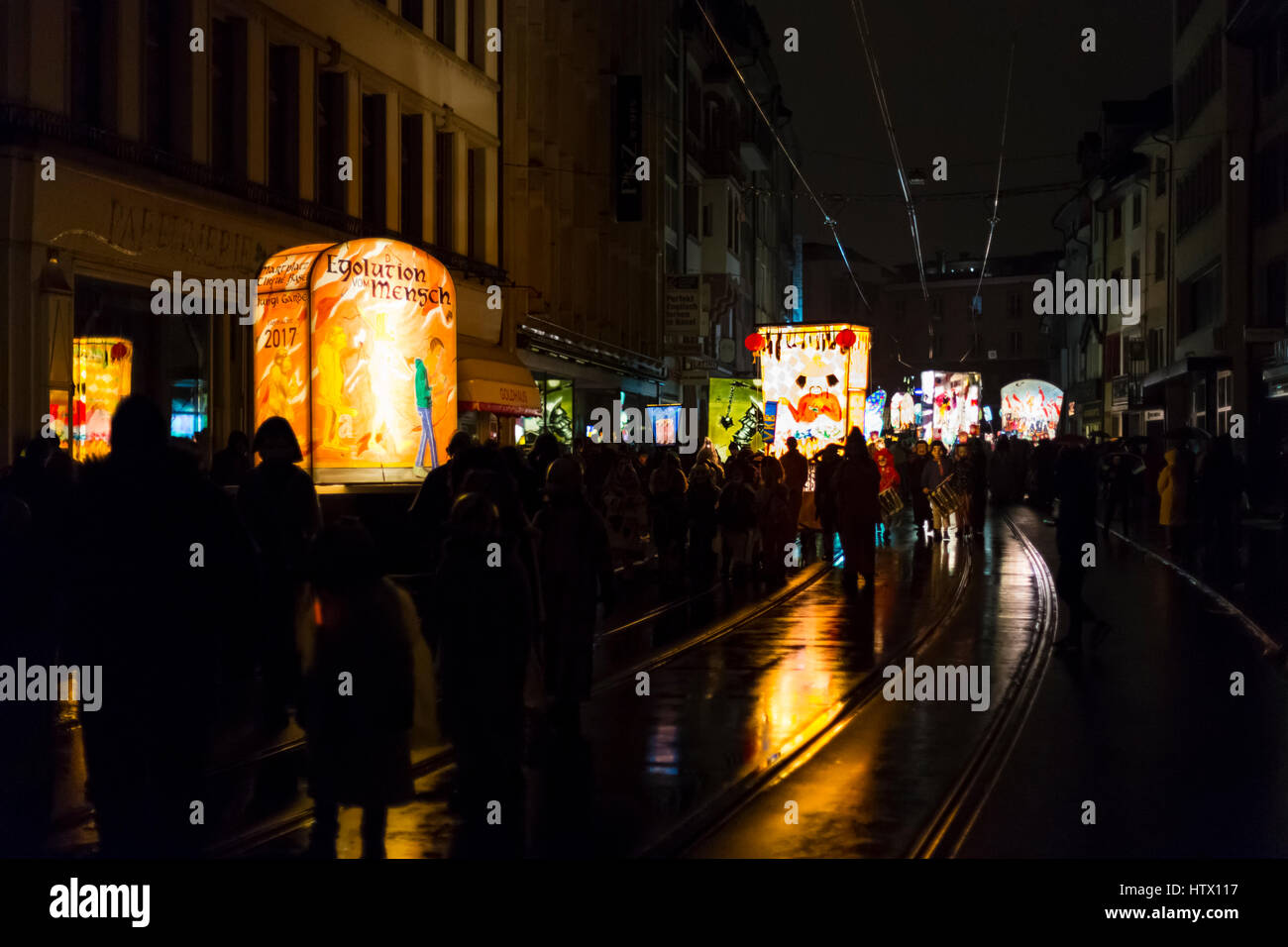 Il Carnevale di Basilea. Vista su diversi lanterne principale con i riflessi della luce sulla strada bagnata dopo la pioggia il lunedì mattina. La foto è stata scattata il 6 di marzo 2017. Foto Stock
