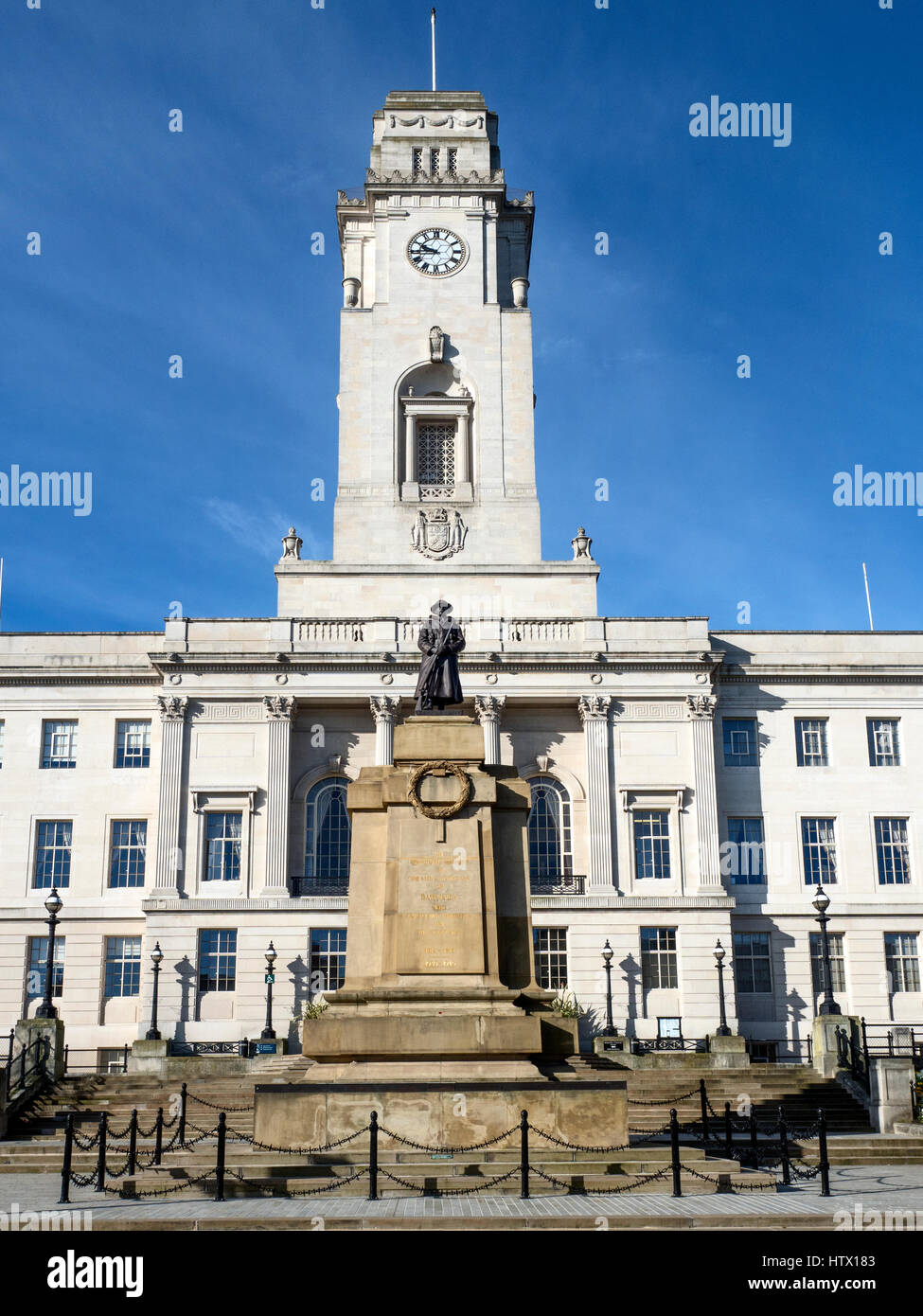 Memoriale di guerra e il Municipio a Barnsley South Yorkshire Inghilterra Foto Stock