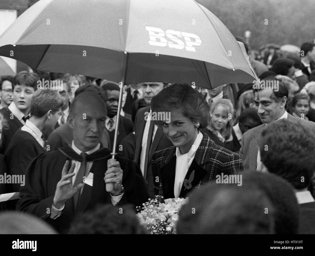 La Principessa di Galles, riparato da un ombrello, visiti la British School di Parigi, a Choisy, durante il corso di cinque giorni di visita ufficiale a Parigi con il Principe Charles. Foto Stock