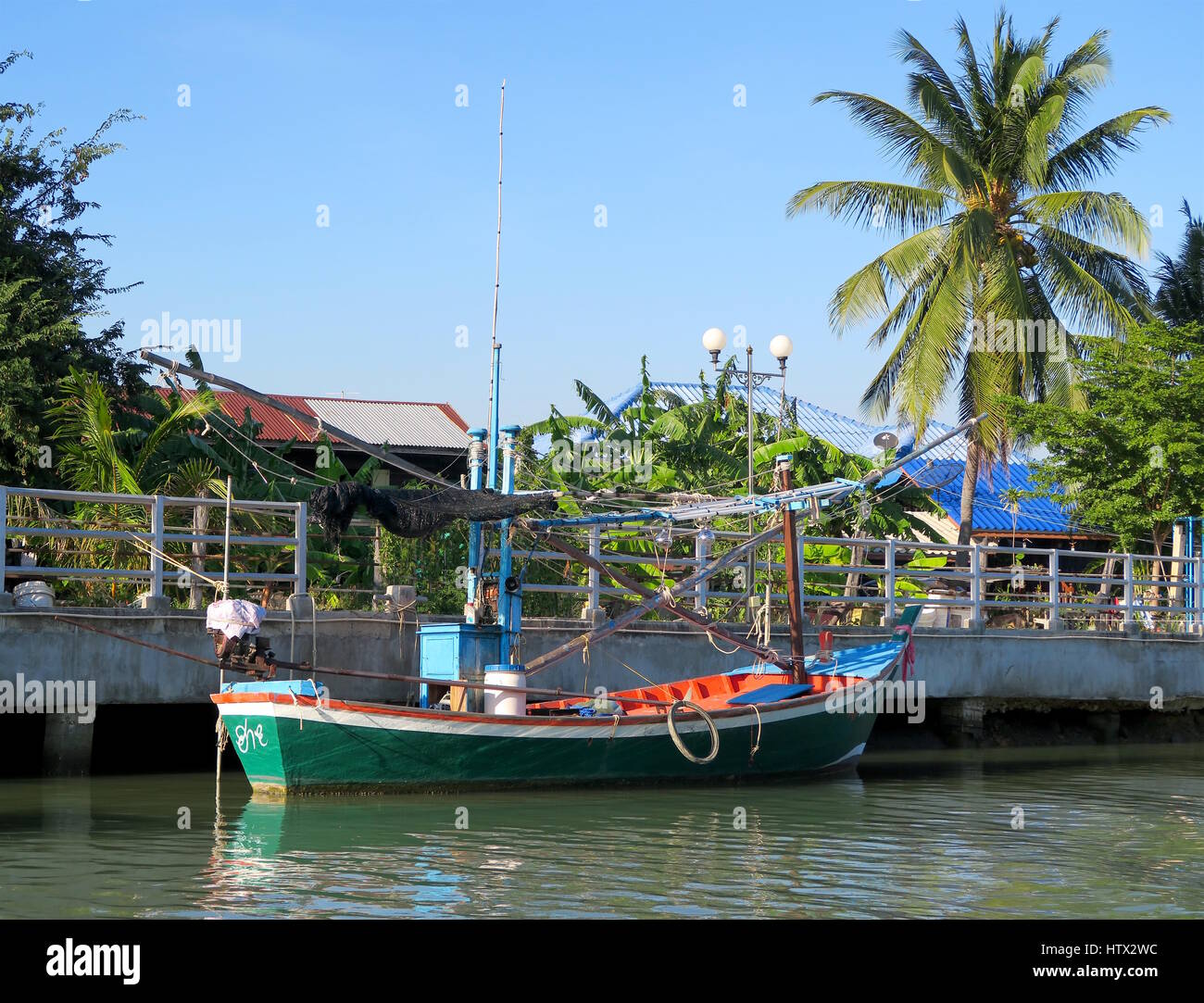 Un colorate barche da pesca sulla parte anteriore di un villaggio, Thailandia Foto Stock