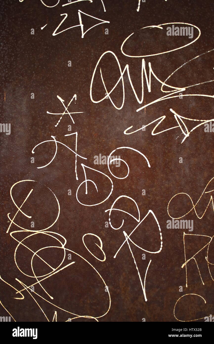 Struttura di una parete arrugginito con tag graffiti su di esso Foto Stock
