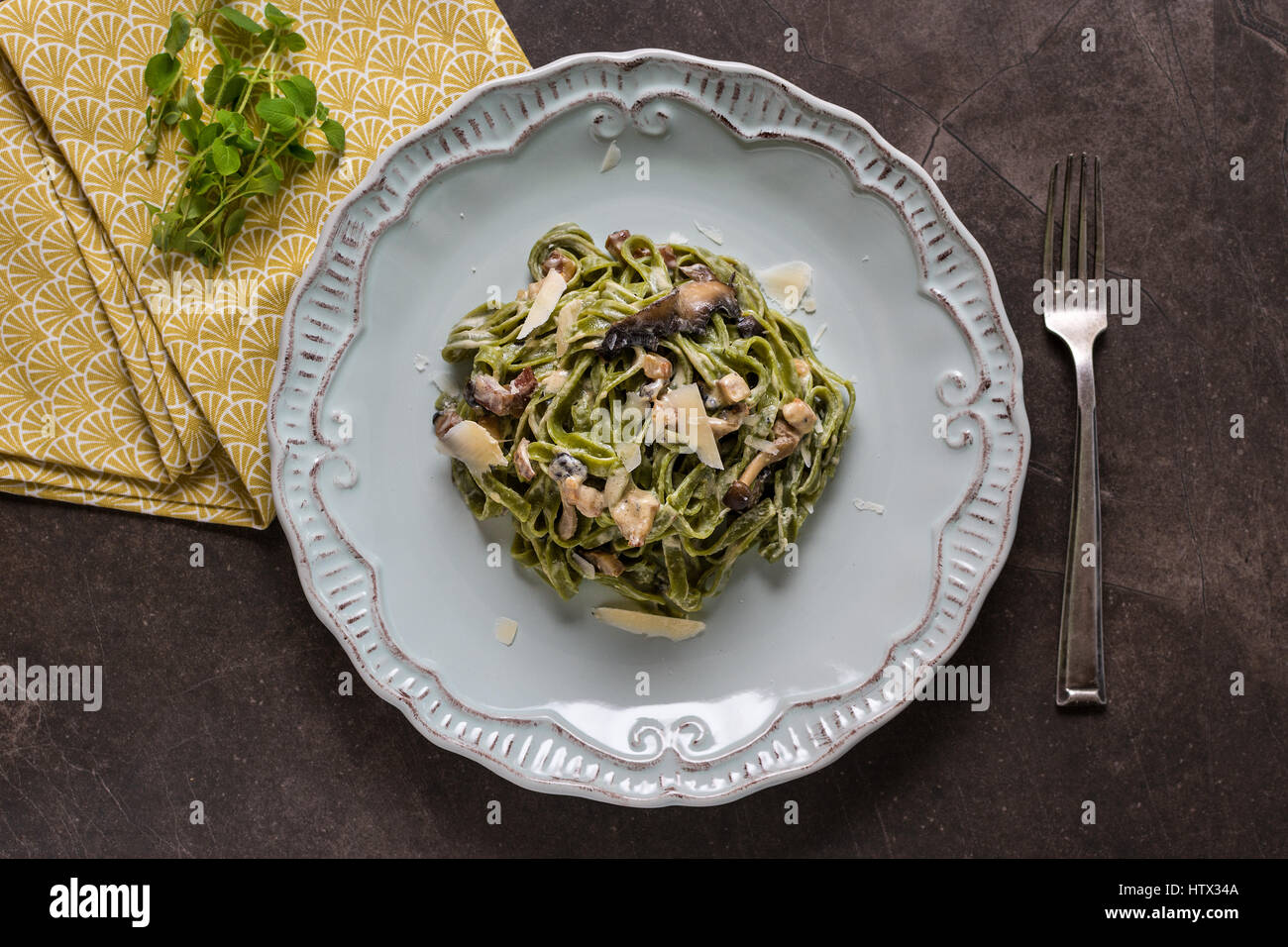 Verde Pasta Spinaci Tagliatelle con pancetta, Marrone funghi shimeji e formaggio parmigiano Foto Stock