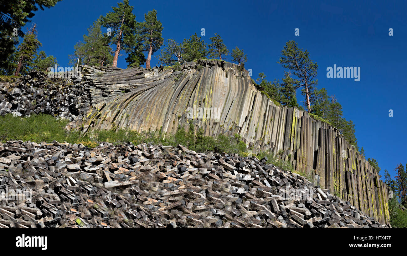 CA03042-00...CALIFORNIA - parete di basalto colonnare a Devils Postpile National Monument. Foto Stock