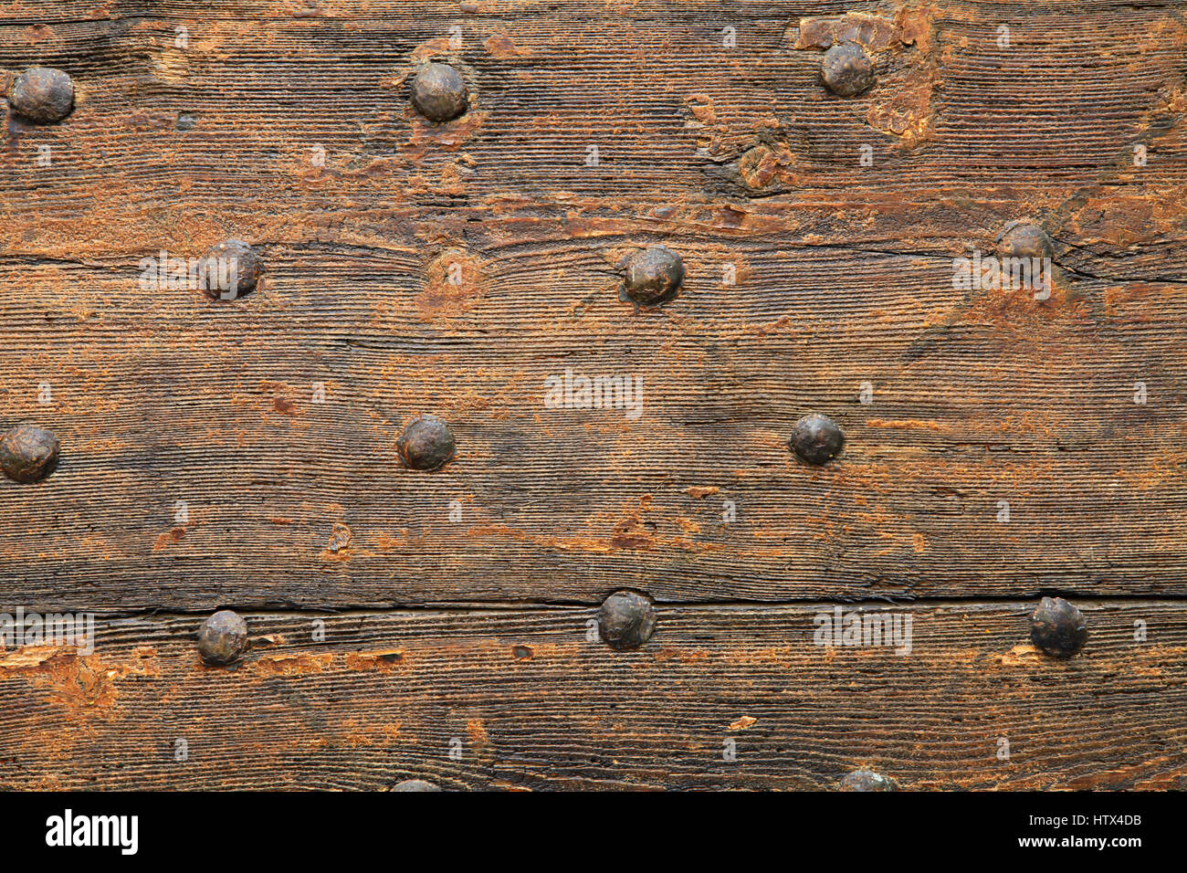 Frammento di un antico in legno porta con ornamenti di ferro Pavia, Italia Foto Stock